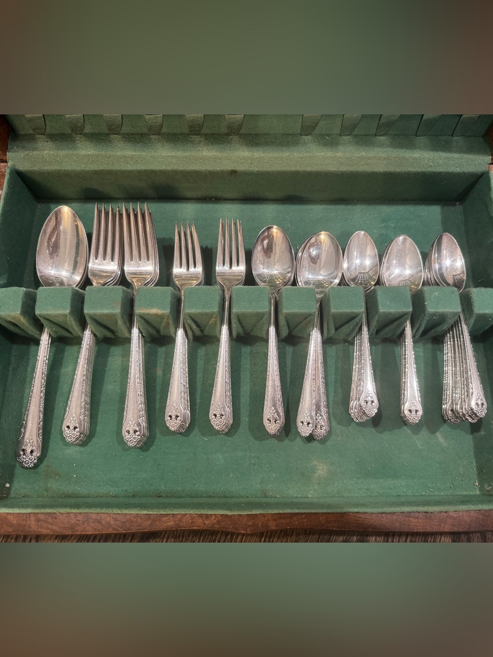 Vintage Holmes & Edwards “Lovely Lady” Silver-Plated Flatware Set - 71 Pieces - Picture 2 of 12